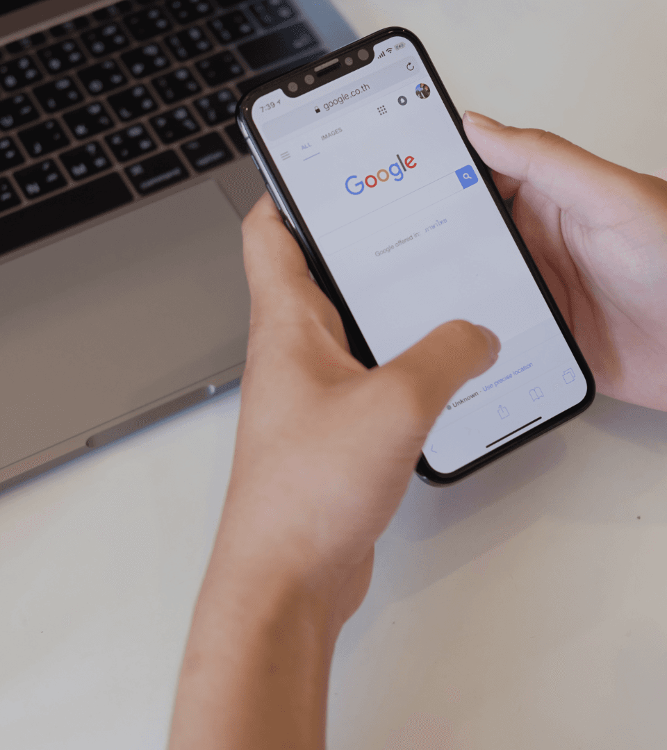 Google-hakutulokset näkyvät näytöllä yrityksen nimellä