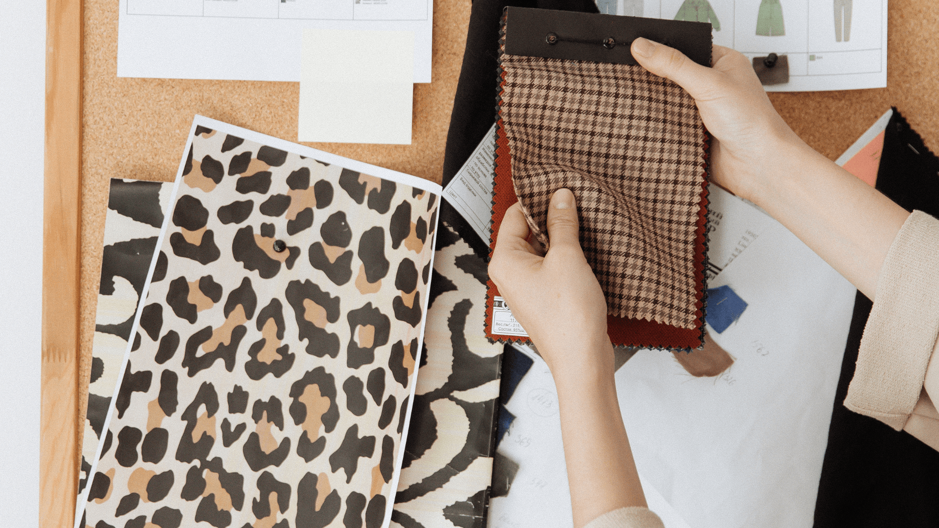 SEO-hakukoneoptimointi ja hakumainonta korostuvat kuvassa, jossa tehokkaat hakusanat houkuttelevat kävijöitä ja parantavat verkkosivuston näkyvyyttä